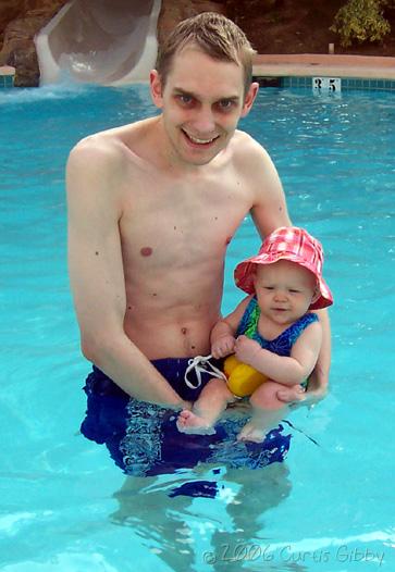 Curtis sostiene a Audrey en la piscina en nuestras vacaciones en Mesquite, Nevada