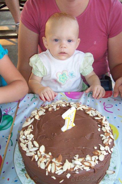 El cumpleaños de Audrey - Audrey con la torta de cumpleaños