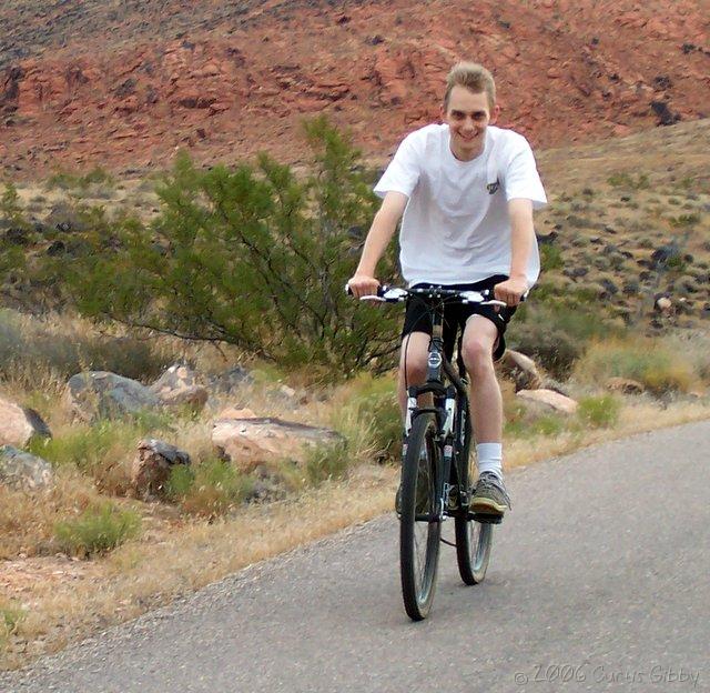 Curtis monta una bicicleta en nuestras vacaciones en St. George, Utah