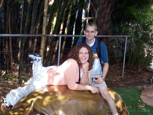 Crucero - Curtis y Sarah nos sentamos en una estatua de un hipopótamo en el zoológico de San Diego