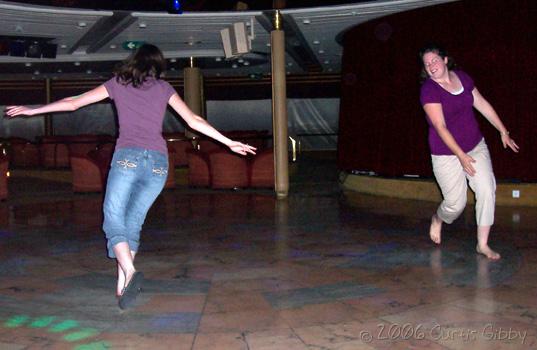 Crucero - Sarah y Debbie bailan