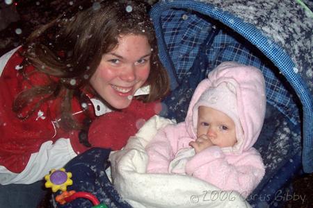 Sarah y Audrey disfrutan de una noche nevada en la manzana del templo en Salt Lake City