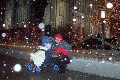 Curtis y Audrey disfrutan de una noche nevada en la manzana del templo en Salt Lake City