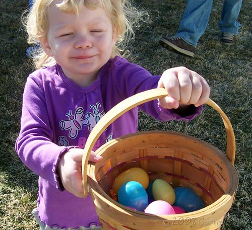 Búsqueda de huevos de Pascua - Audrey orgullosa con su cesta