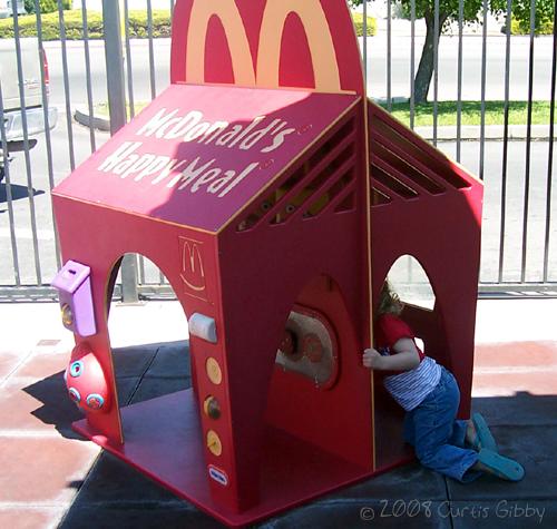 Vacaciones de 2008 en California - Audrey en la zona de juegos de McDonald's