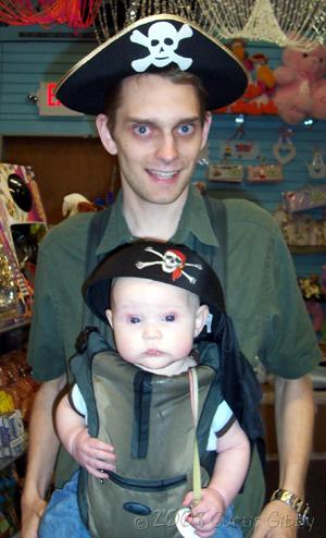 Vacaciones de 2008 en California - Curtis y Nathan con gorras de pirata