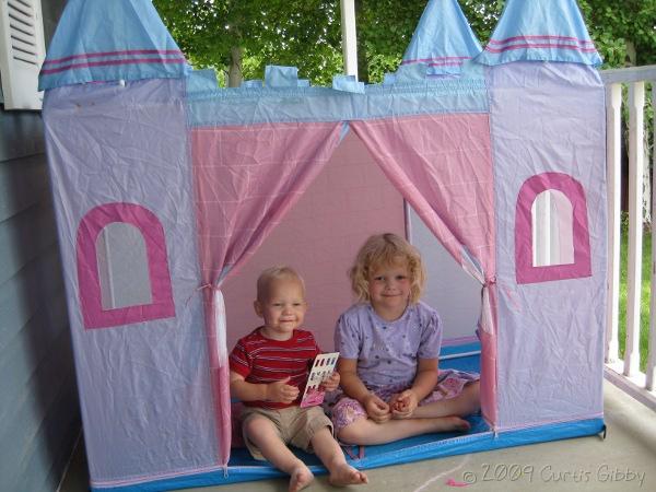 Audrey y Nathan en el castillo de niños