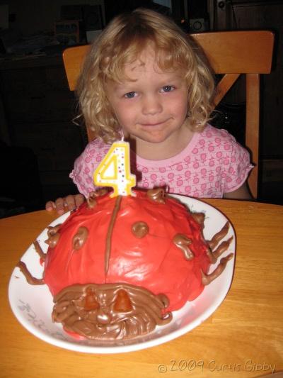 Audrey a los 3 años con su torta de cumpleaños de mariquita