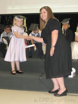 Audrey se gradua de la preescolar