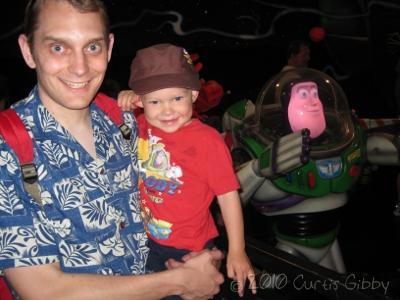 Disneyland 2010 - Curtis y Nathan con Buzz Lightyear