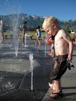 Nathan juega en el parque de agua en Highland