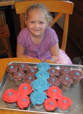 Audrey a los 5 años con su torta de mariquita