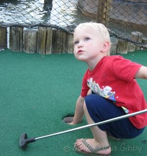 Nathan juega a golf en miniatura