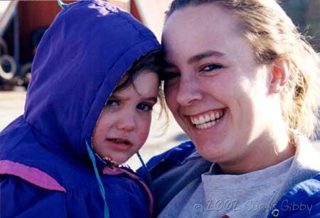 Katie (Andersen) Christensen y su hermanita Joelle