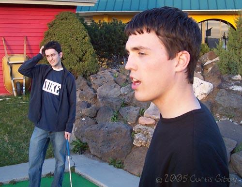 El golf en miniatura con mis compañeros de cuarto - Scott y Clinton se ven muy confundidos