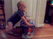 Ver - Nathan camina con una lata de palomitas de Navidad (video)