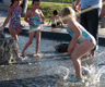 Ver - Audrey juega en el parque de agua en Highland