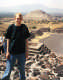 Ver - Teotihuacán Mexico - yo parado en la pirámide de la luna, con la pirámide del sol en el fondo