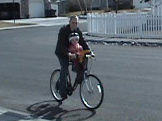 Ver - (Video) Audrey (a los 18 meses) y Curtis en una bicicleta