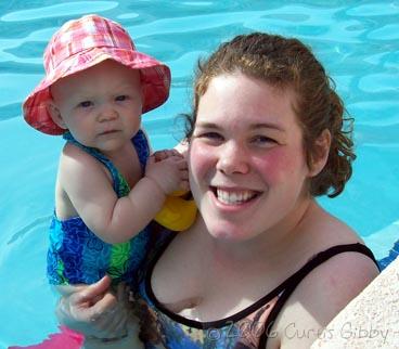 Mesquite Nevada Vacaciones - Sarah con Audrey en la Piscina