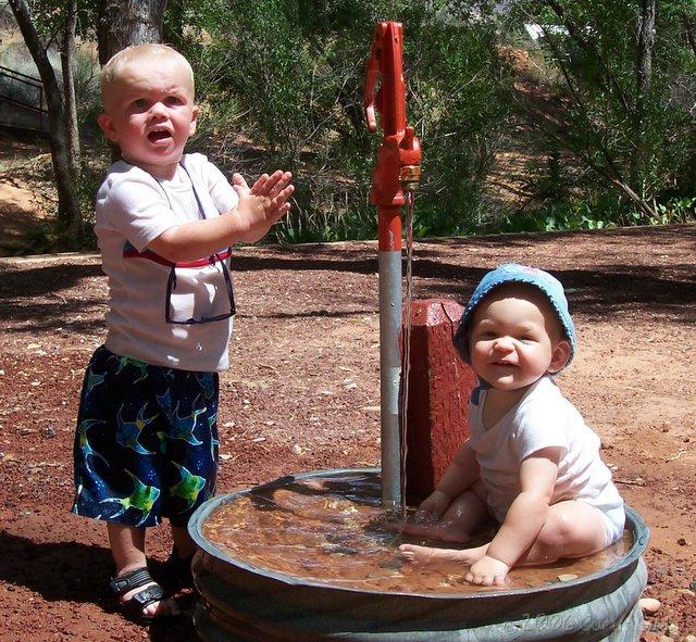 Audrey y Andrew juegan en el grifo después de una excursión