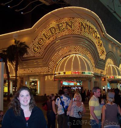 Las Vegas 2007 - Sarah frente a nuestro hotel el 