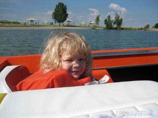 Audrey, feliz de estar en un barco