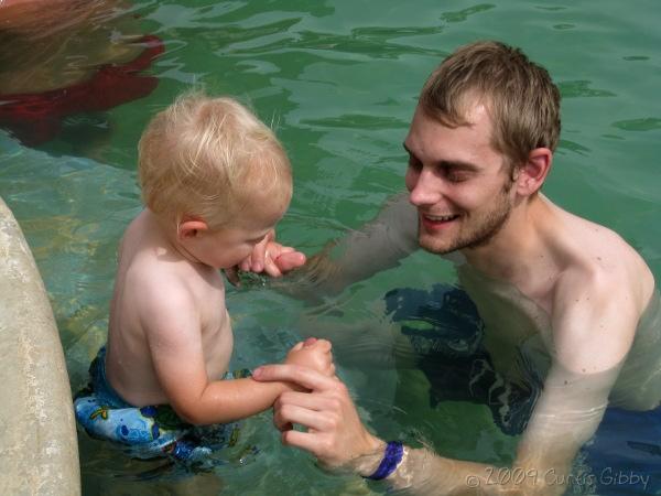 Acampamento de los Gibby 2009 - Curtis y Nathan en la piscina de Crystal Hot Springs