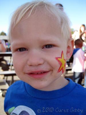 Nathan con una estrella pintada en su cara