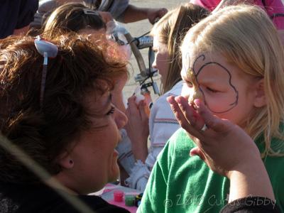 Audrey recibiendo una mariposa pintada en su cara