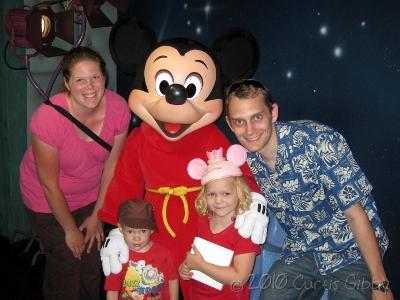 Disneyland 2010 - La familia Gibby con Mickey Mouse