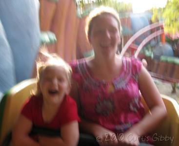 Disneyland 2010 - Audrey y Alaura en una montaña rusa