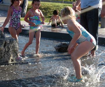 Audrey juega en el parque de agua en Highland