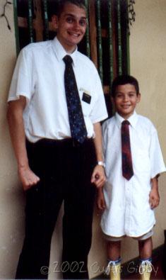 Regalando a Pedrito Contreras una de mis camisas blancas cuando terminé en Boconó, Trujillo, Venezuela